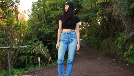 High-waisted jeans