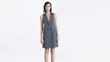Long sleeveless jacket