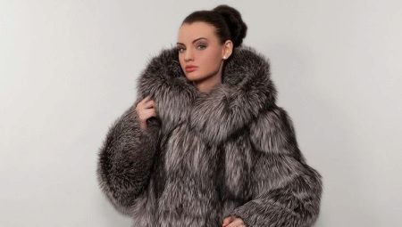 Manteau en fourrure de renard argenté à capuche