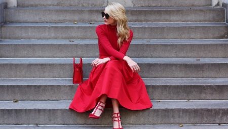 Quelles chaussures vont avec une robe rouge ?