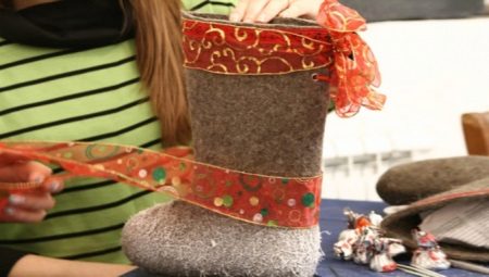 How to decorate felt boots?