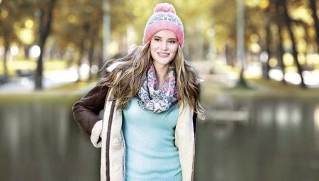 How to tie a scarf on a hooded garment?