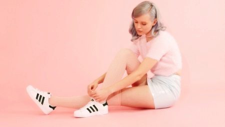 Sneakers with stripes