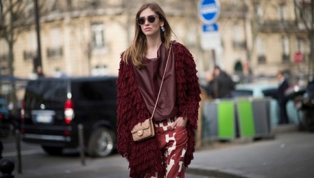 La combinaison de la couleur bordeaux dans les vêtements
