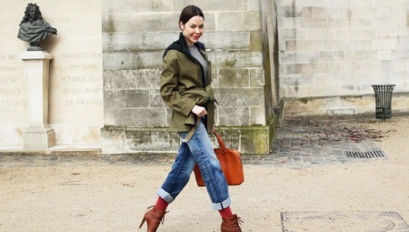 What shoes should the parka be worn with?