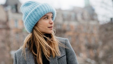 Hat with an English elastic band