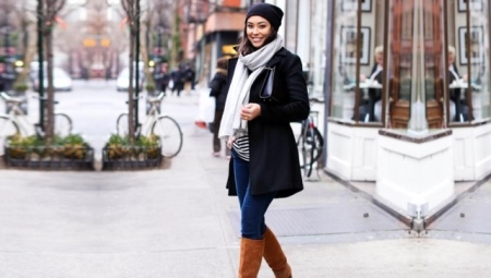 Low-heeled suede boots