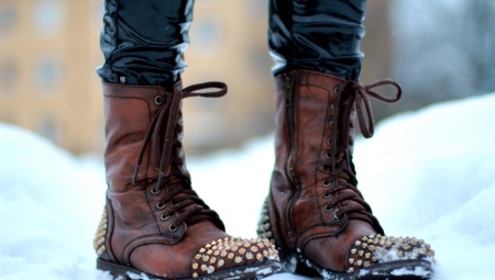 Women's boots with spikes
