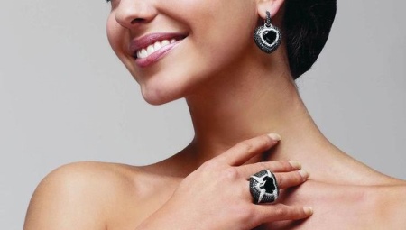 Ring with black diamond