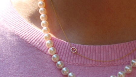 Pendant in the form of a letter