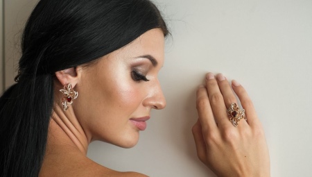 Earrings with garnet