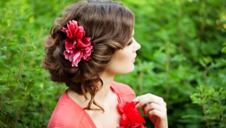 Hairpin with flower