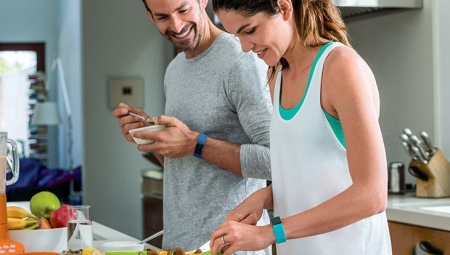 Fitness bracelet with heart rate monitor and blood pressure measurement