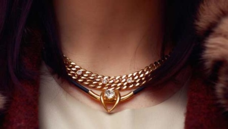 Rubber chain with gold inserts