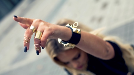 Rings on the phalanges of the fingers
