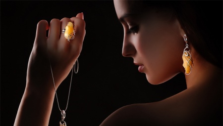 Ring with amber