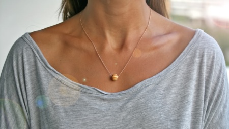 Gold chain lace