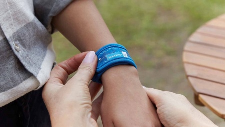 Anti-mosquito bracer