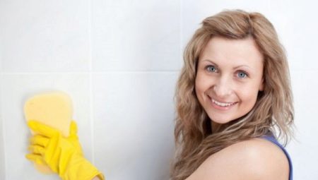 How to clean up mold in the bathroom?