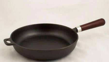 How to clean a cast iron pan from carbon deposits at home?