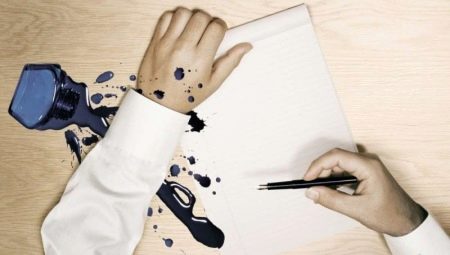 Quelle méthode peut être utilisée pour essuyer l'encre des stylos sur les vêtements et les meubles ?