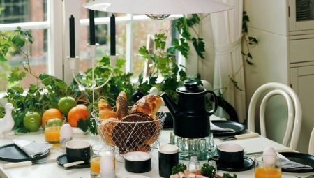 Features of table setting for breakfast