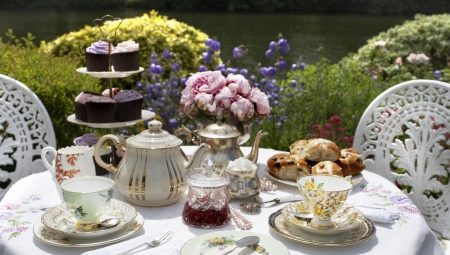 Serving the tea table correctly