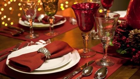 How do I fold table napkins?