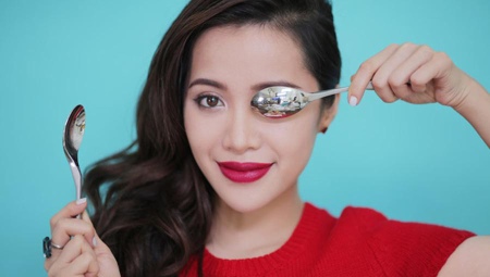 How to massage your face with spoons?
