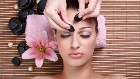Gouache facial massage technique
