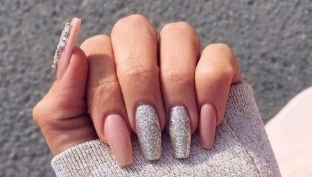 Manucure pailletée beige : les meilleures idées et les nouveaux designs