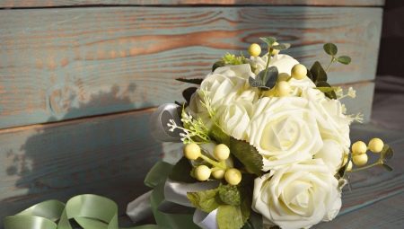Bridal bouquet of artificial flowers: pros and cons of the composition, options for its creation