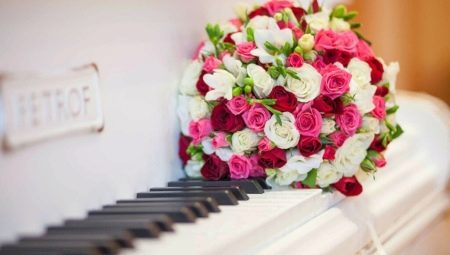 Bridal bouquet of spray roses: design ideas and combinations with other flowers