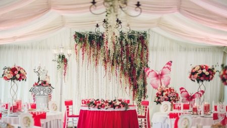 Idées pour décorer une salle de mariage avec des fleurs