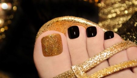 Ideas for decorating a pedicure with gold