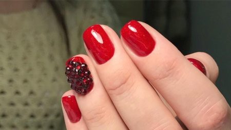 Belles idées de manucure rouge avec des strass