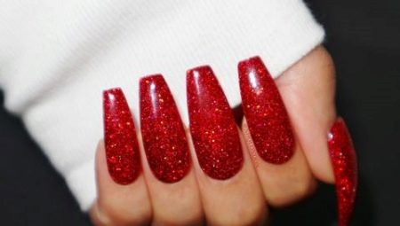 Red glitter manicure: design options and fashion trends