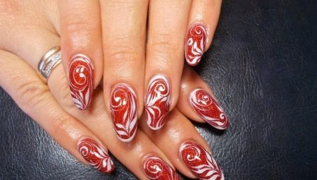 Manucure rouge avec un motif: caractéristiques et exemples de conception