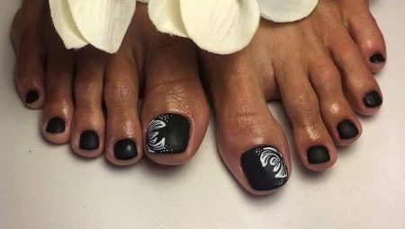Matte pedicure - non-standard solutions in nail design