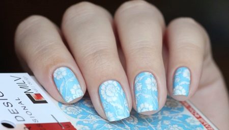Fashionable ideas for combining blue and white colors in manicure