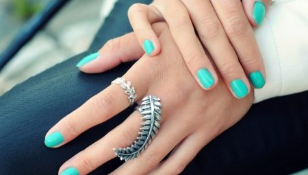 Fashion trends in turquoise manicure