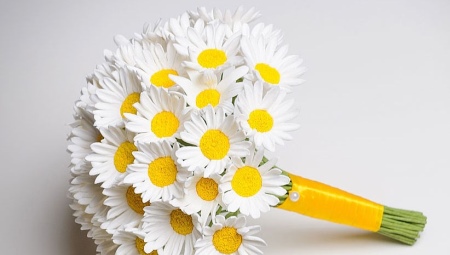 Wedding bridal bouquet of daisies: drawing ideas and design subtleties