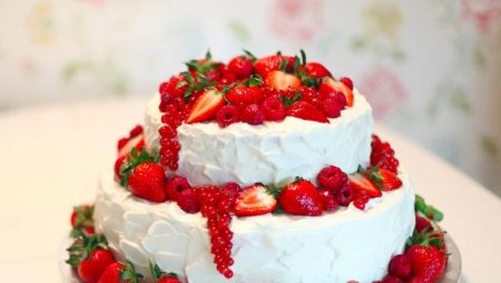 Wedding cake with berries: variations of dessert design and beautiful examples