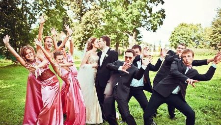 Friends dance at a wedding - an original gift for newlyweds