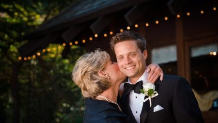The dance of a son and a mother at a wedding is a touching wedding tradition