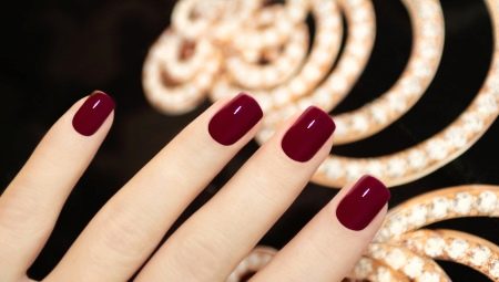 Manucure rouge foncé: options de conception et tendances de la mode