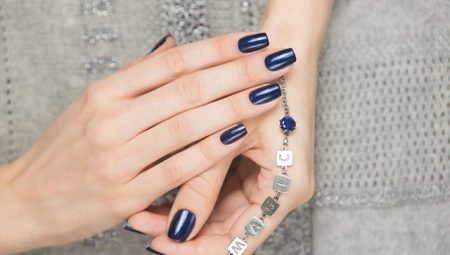 Manucure bleu foncé: tendances de la mode et belles combinaisons