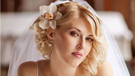 Options for beautiful wedding hairstyles on a square