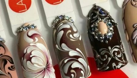 Monograms on nails: types of patterns and step-by-step technology for their application