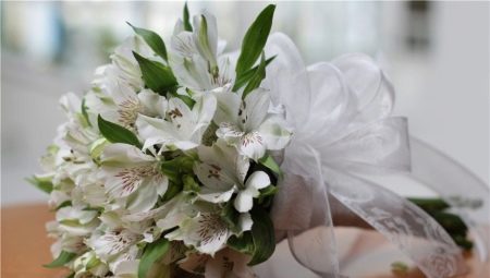Choosing a wedding bridal bouquet from alstroemeria